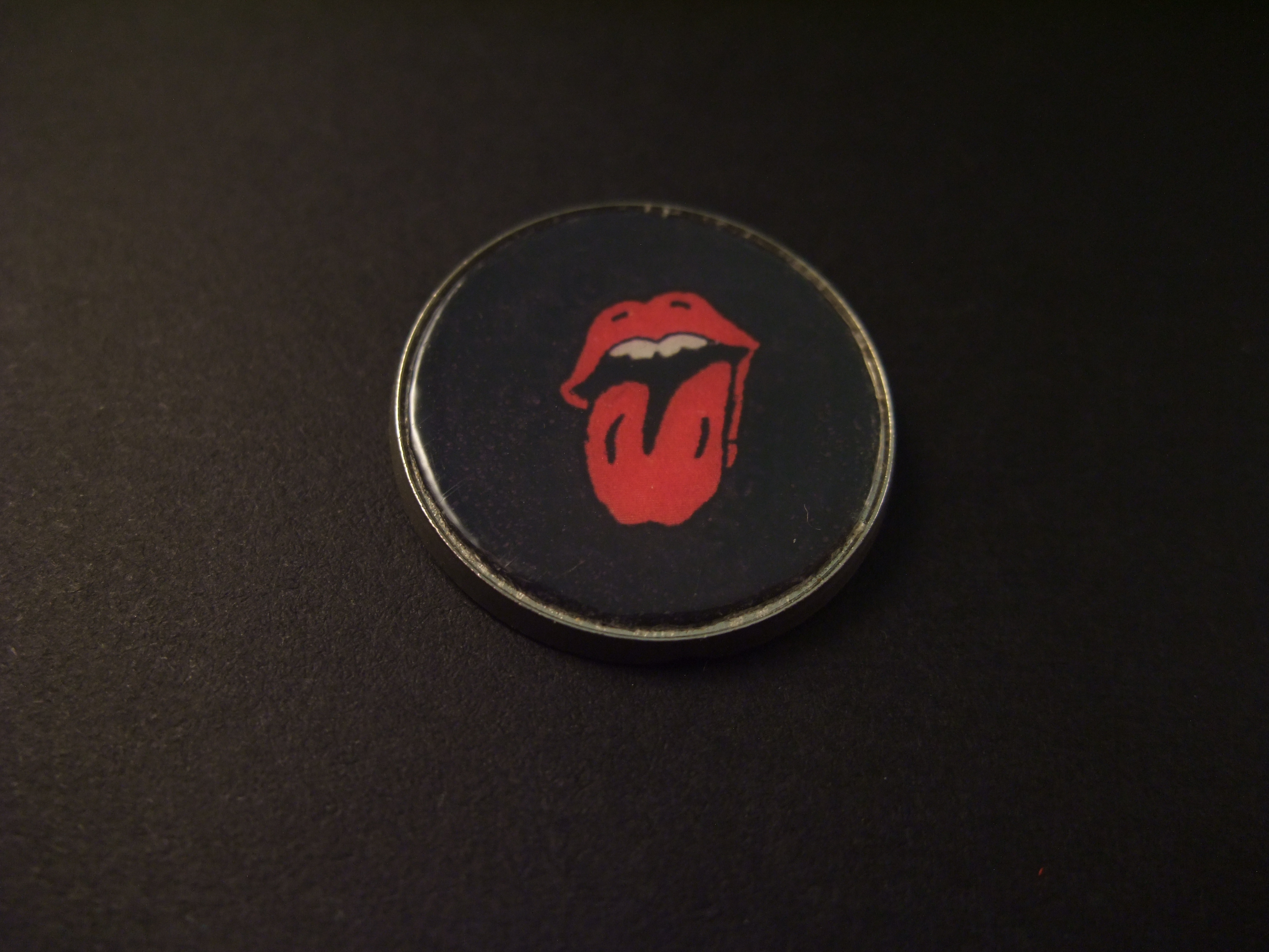 Rolling Stones logo rond zwart-rood